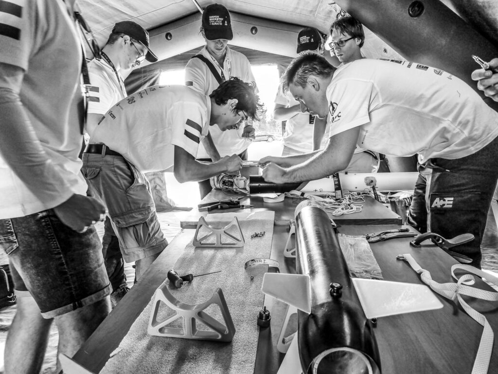 Előkészületek a rekéta kilövéséhez